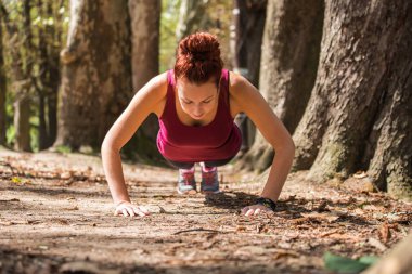 Kız arkadaşı iyi bir vücut, şınav sonra doğada bir