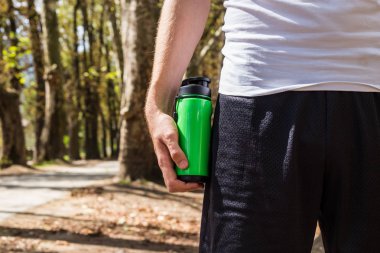 Kas fitness erkek vücut geliştirmeci holding protein sallamak şişe r
