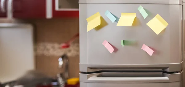 Folha de papel vazia na porta do refrigerador com papel clipe magnético — Fotografia de Stock