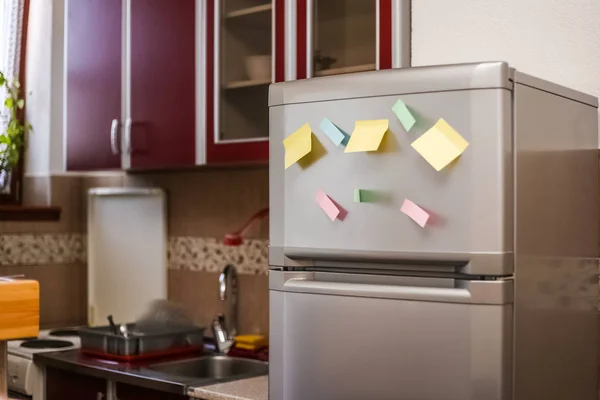 Пустой лист бумаги на двери холодильника с магнитной скрепкой — стоковое фото