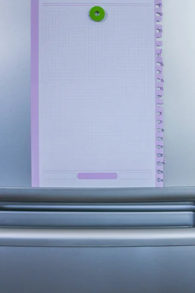 Foglio di carta vuoto sulla porta del frigorifero con carta magnetica clip — Foto Stock