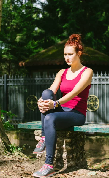 Jong meisje, die zich bezighouden met sport, na het lopen op de Bank, goed- — Stockfoto