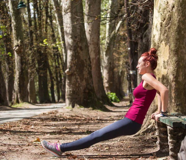 Bazı tricep dips eşit yapıyor bir kadın atlet profil görünümü