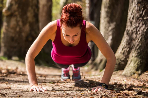 Kız arkadaşı iyi bir vücut, şınav sonra doğada bir