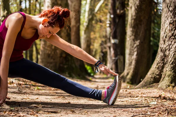 Genç kız, iyi görünüyor, th germe egzersiz için çalıştırdıktan sonra