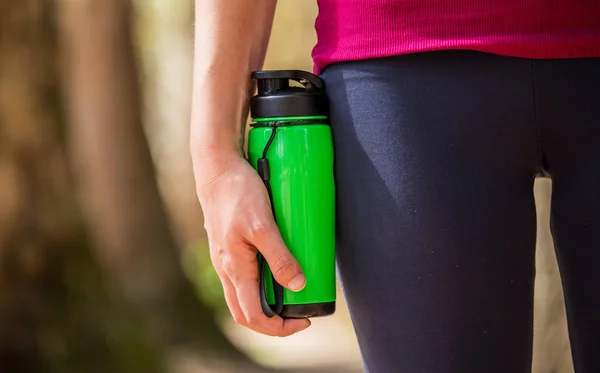 Chica de fitness, carrera en la naturaleza, agitador, destellos de proteína en han — Foto de Stock