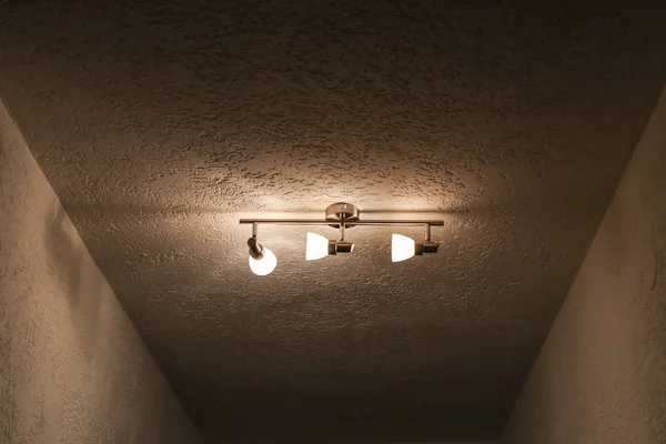 Блеск на потолке с тремя луковицами — стоковое фото