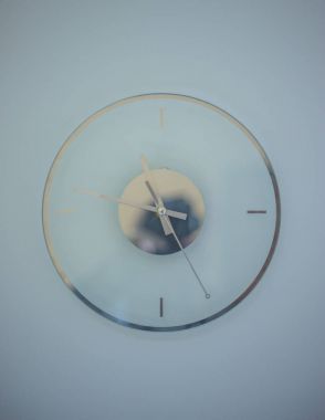 Cam duvar saati, modern tasarım ve güzel görünüm