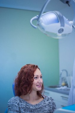 Yüzü ve güzel bir gülümseme ile bir diş hekimi ile genç bir kız