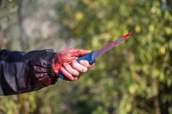 Une scène de crime, un couteau dans une main sanglante — Photo