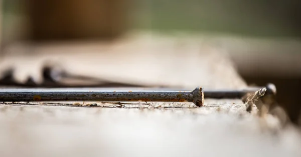 Így a ház fából készült, nagy körmök a tengelyre — Stock Fotó