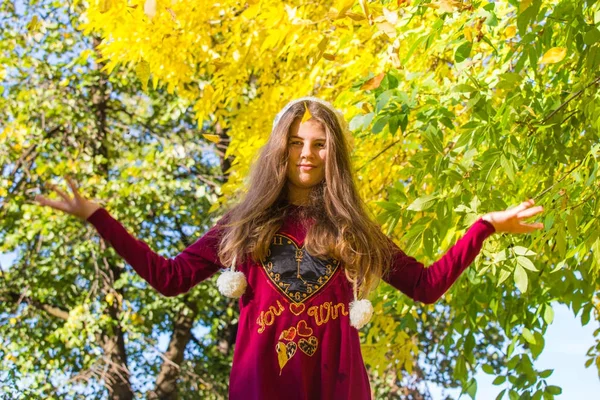 Jeune fille blonde jouit d'une journée ensoleillée en automne, jaune doré fo — Photo