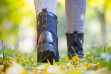 Siyah Çizmeli çiğnenmiş yaprakları, Sonbahar, Sarı yapraklar üzerinde bir kız 