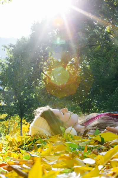 Jong blond meisje geniet van een zonnige dag in de herfst, gouden gele fo — Stockfoto