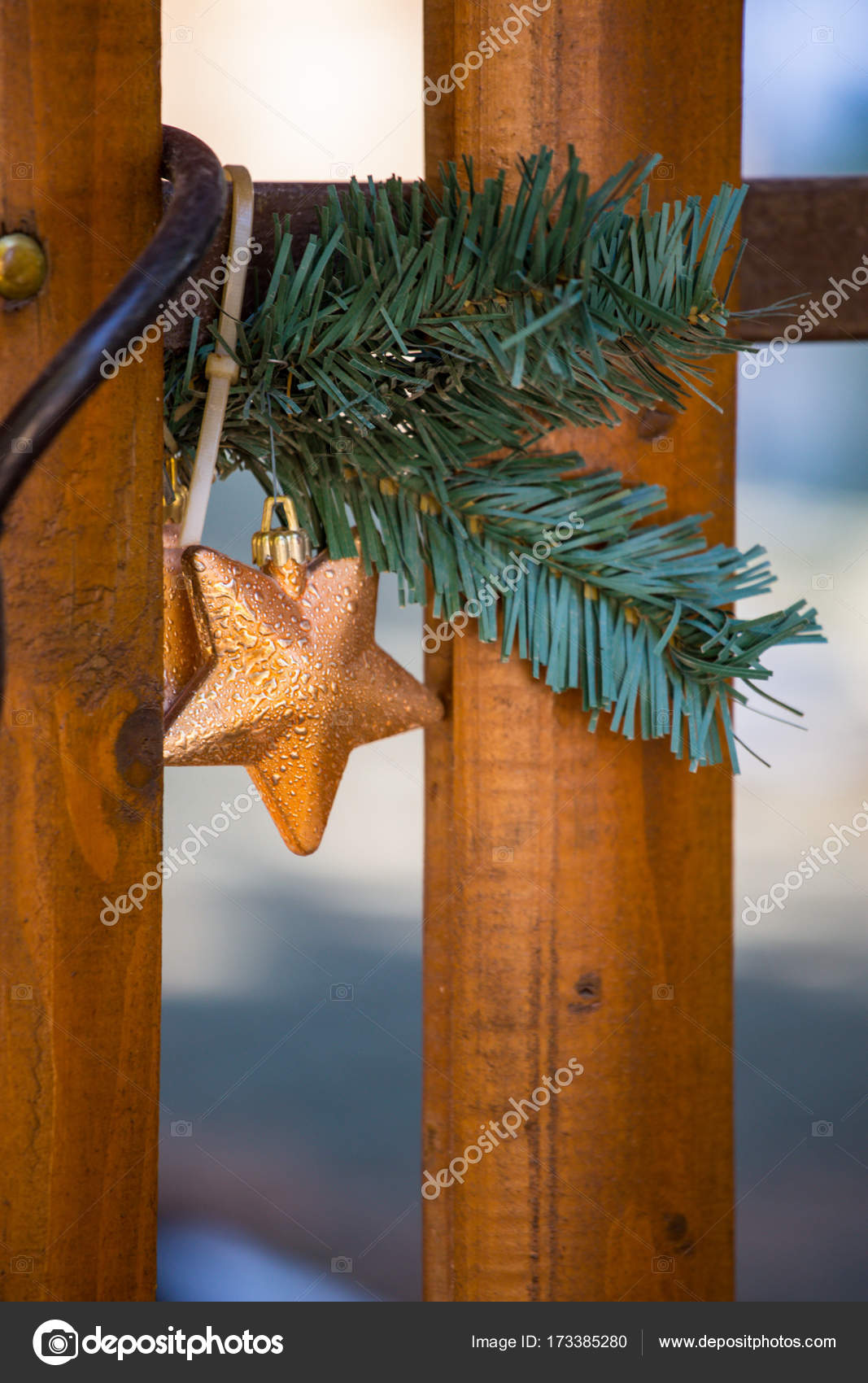 Fraude Cuarto Autor Decoración de Navidad en una valla exterior de madera, una estrella dorada  y: fotografía de stock © HappyLenses #173385280 | Depositphotos