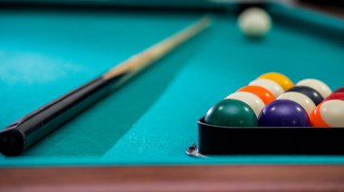 Spor, eğlence, oyun, rekabet - bilardo oynuyor. Billiar