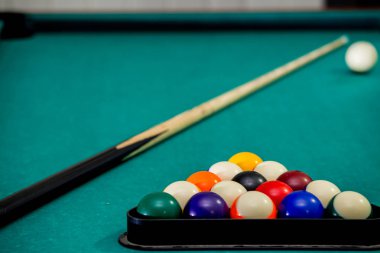 Spor, eğlence, oyun, rekabet - bilardo oynuyor. Billiar