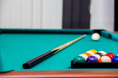 Spor, eğlence, oyun, rekabet - bilardo oynuyor. Billiar