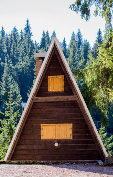 Век выходного дня, горный пейзаж с покатой крышей, окнами.
