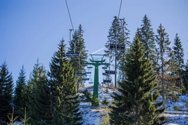 Teleférico de montaña, listo para deportes de invierno y actividades, en b —  Fotos de Stock