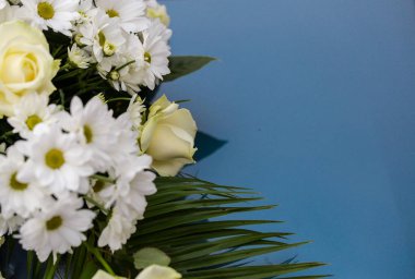Bir düğün günü, bir başlık bir arabadan hangi yerleştirilmiş çiçekler 
