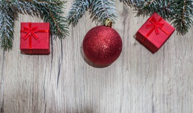 Noel süslemeleri ve hediye kutuları ahşap b arka plan