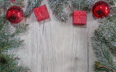 Noel süslemeleri ve hediye kutuları ahşap b arka plan