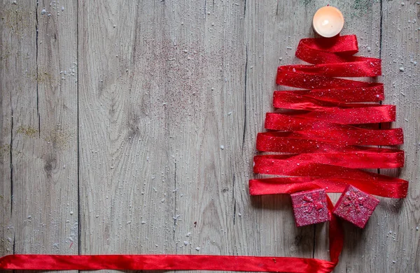 Christmas tree made from ribbon, on a wooden background, with gi — Stock Photo, Image