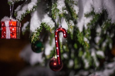 Üzerinde kar taneleri, hafif ışık ile bir köknar ağacı Noel süsleri