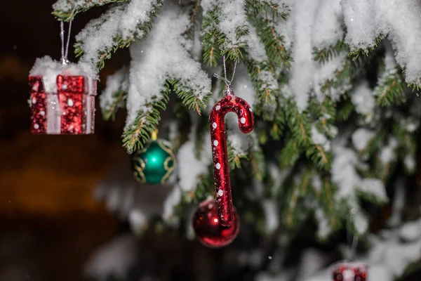 Adornos navideños sobre un abeto, con copos de nieve, luz suave —  Fotos de Stock