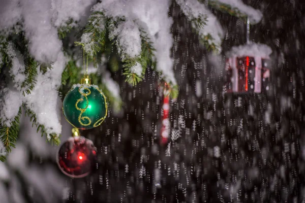 冷杉树上的圣诞装饰品, 雪花, 柔和的光线 — 图库照片