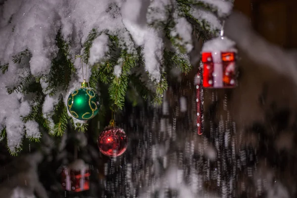 冷杉树上的圣诞装饰品, 雪花, 柔和的光线 — 图库照片