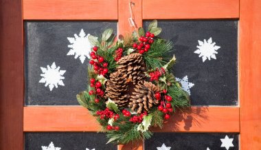 Noel çelenk, cam, Noel dekorasyonu ile ahşap kapı, 