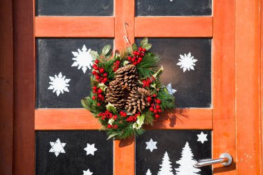 Noel çelenk, cam, Noel dekorasyonu ile ahşap kapı, 