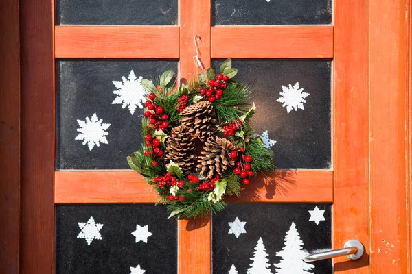 Noel çelenk, cam, Noel dekorasyonu ile ahşap kapı, 