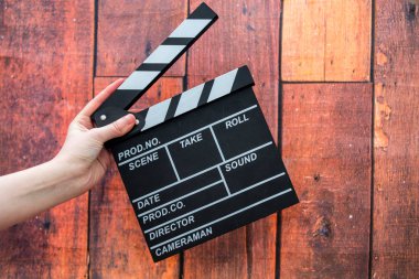 Clapper plakaları, kadınların el ve film clapper ahşap bir backg üzerinde