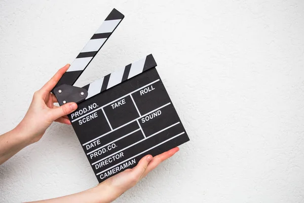 Mãos femininas segurando palmas de filme isolado no branco — Fotografia de Stock