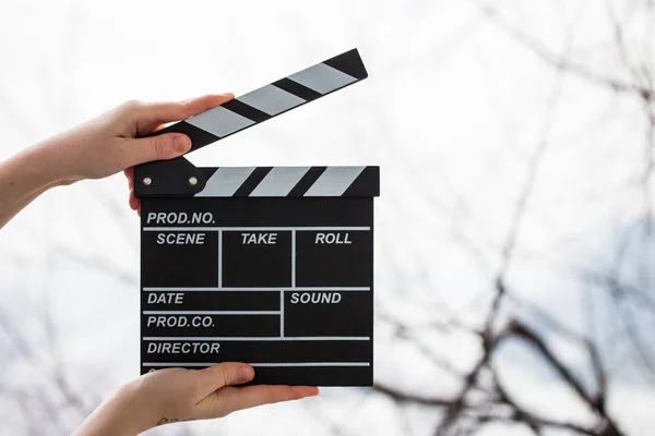 Mãos femininas segurando palmas de filme isolado no branco — Fotografia de Stock