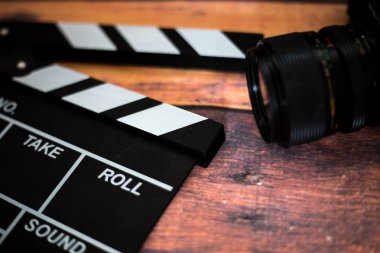 Film clapper ve ahşap arka plan üzerinde eski fotoğraf makinesi, film çekmek