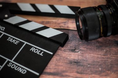 Film clapper ve ahşap arka plan üzerinde eski fotoğraf makinesi, film çekmek