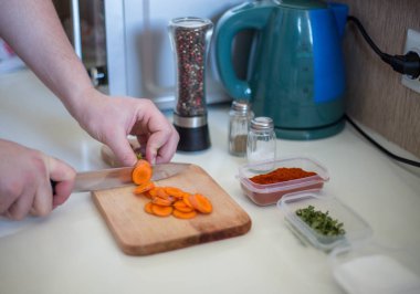 Şef kesme havuç keskin knif ile ahşap kesme tahtası üzerinde olduğunu