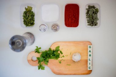 Beyaz mutfak masası ahşap ile yemek yemeğe hazırlanıyor 