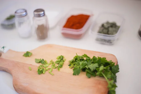 Salsa fresca verde sendo preparada e cortada para sopa no gatinho — Fotografia de Stock