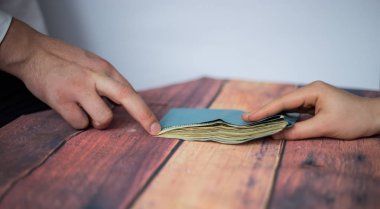 Rüşvet ve yolsuzluk, nakit birine takım elbiseli, o teklif 