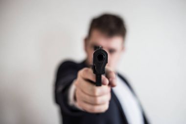 Silahlı bir adama yönettiği bir takım elbiseli bir hırsız nakit, Kalanınıpazartesi alır