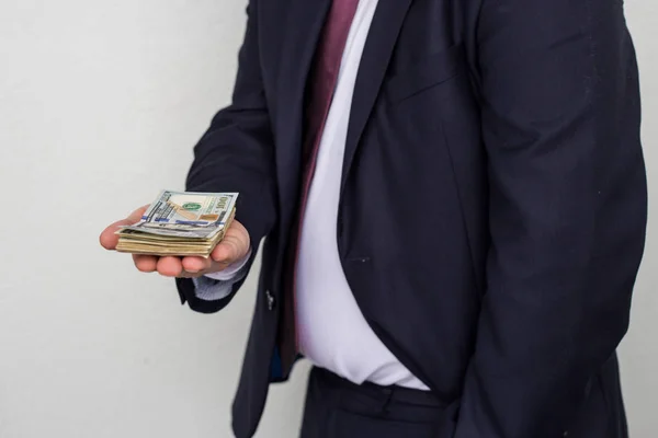 Biznesmen pokazuje sumę gotówki na dłoni — Zdjęcie stockowe