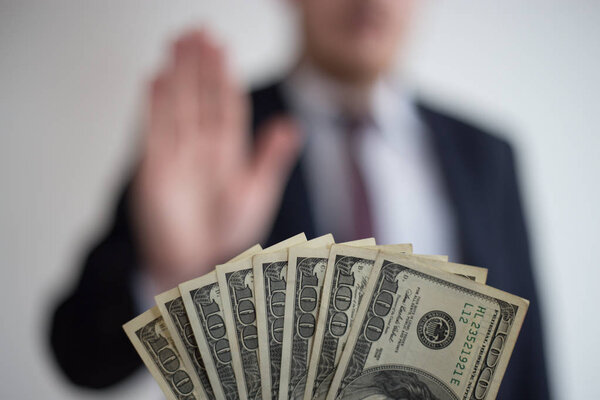 Взятка и коррупция, предложил наличные бизнесмену в иске, D
