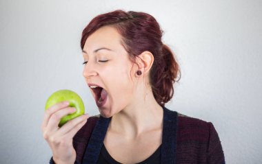 Genç kızdır beslenen sağlıklı, meyve, elma, beyaz arka plan