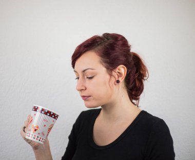 Genç kız içecekler çay, içecekler kahve, su bardağı, beyaz arka plan, st