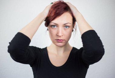 Beyaz bir arka planda st sürpriz bir ifade ile genç kız